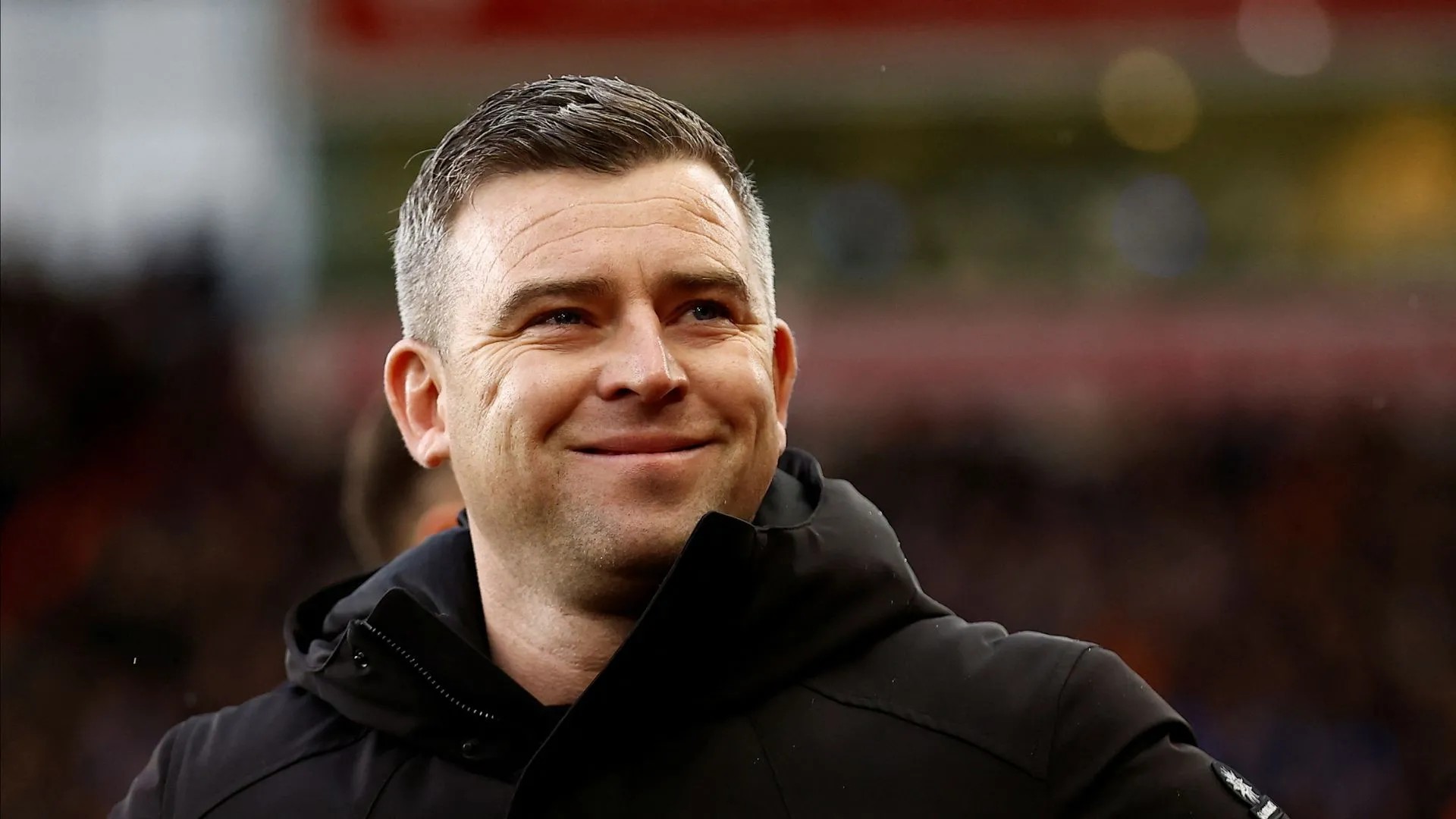 HLV Steven Schumacher của Bolton Wanderers trên đường biên, chuẩn bị cho trận đấu quan trọng