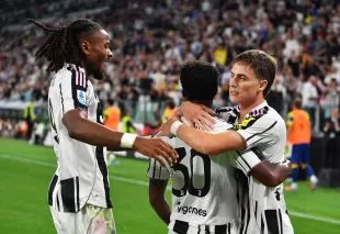 Jonathan David ăn mừng bàn thắng cùng đồng đội Kenan Yildiz và Khephren Thuram trong trận đấu cho Juventus