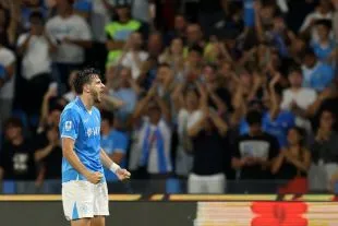 Khvicha Kvaratskhelia ăn mừng bàn thắng cho Napoli, ngôi sao cánh trái trong đội hình xuất sắc nhất của Spalletti