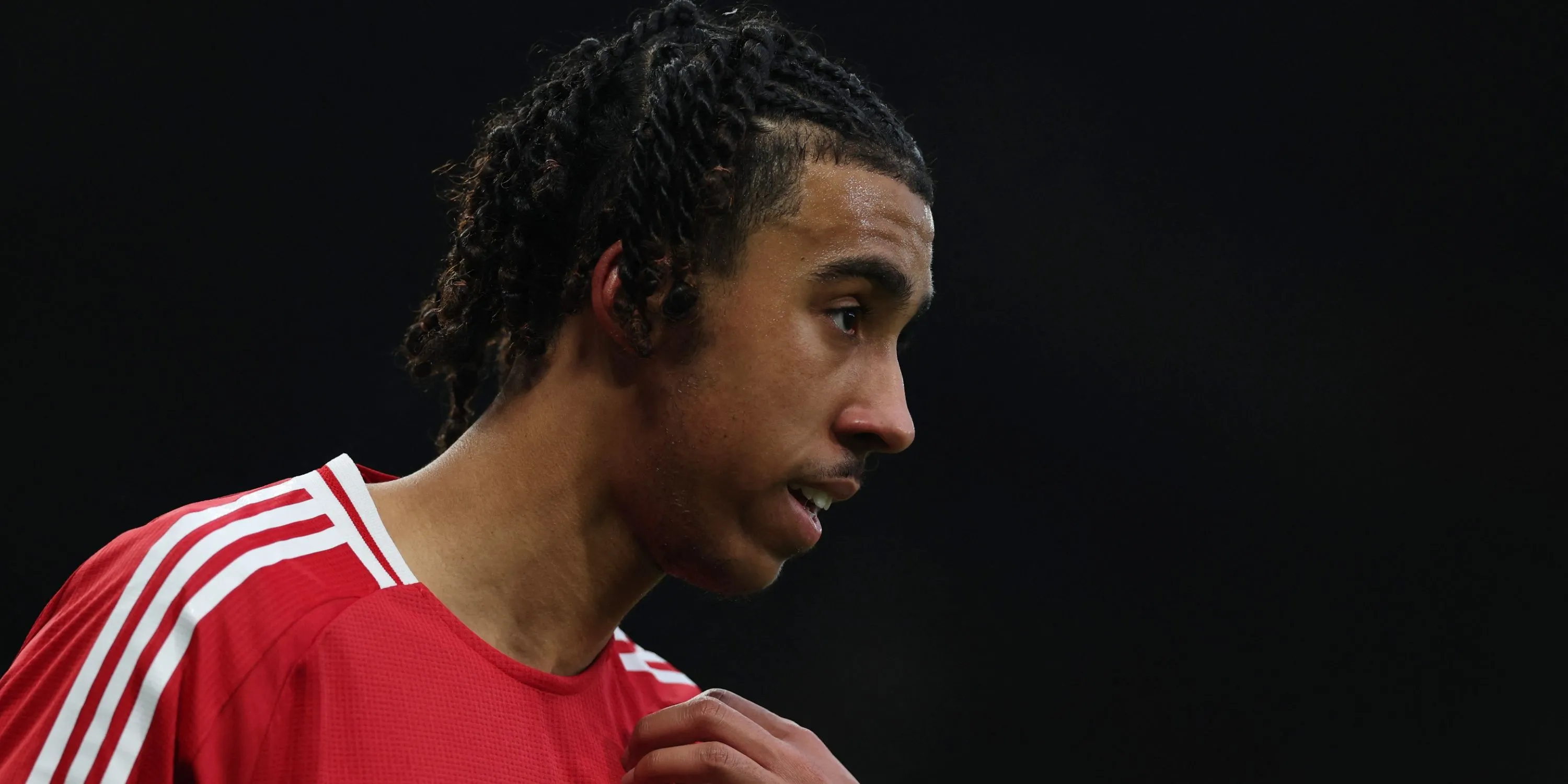 Leny Yoro - trung vệ trẻ của Man Utd