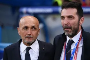 Luciano Spalletti cùng Gigi Buffon trên sân thi đấu dành cho tuyển Italy, hình ảnh kinh nghiệm và bản lĩnh trước thử thách ở Juventus