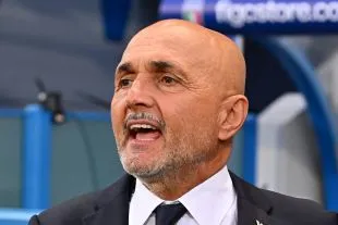Luciano Spalletti phản ứng trên đường biên trong một trận đấu, hình ảnh thể hiện phong thái huấn luyện của ông