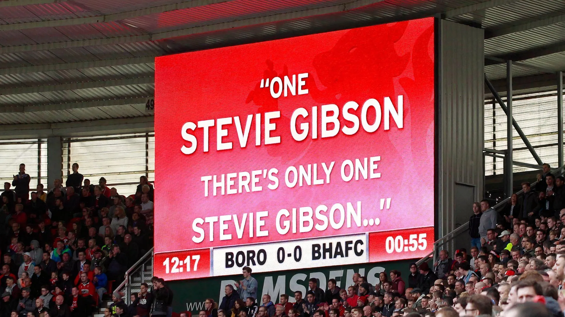Người hâm mộ và ban lãnh đạo Middlesbrough tri ân chủ tịch Steve Gibson, biểu tượng của sự ổn định sở hữu