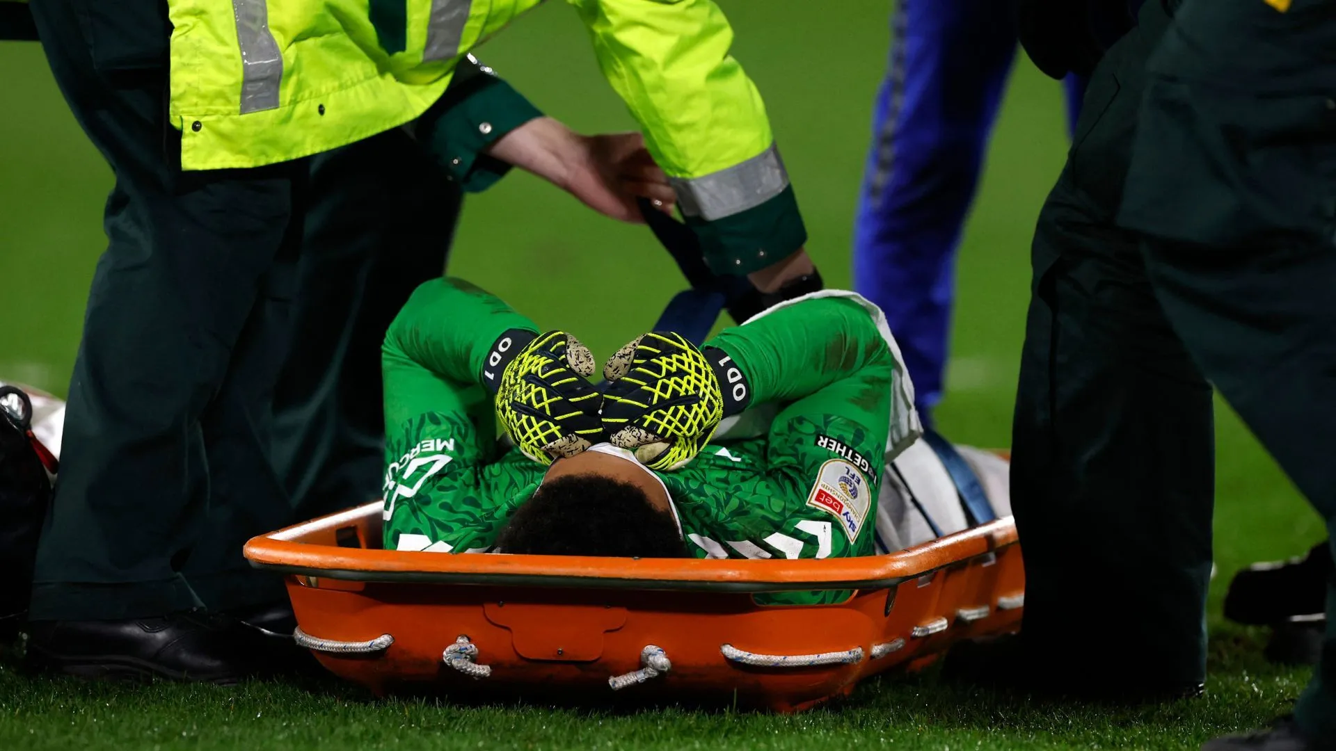 Oliver Dovin rời sân bằng cáng sau chấn thương ACL, ảnh chụp tại trận đấu trước đó