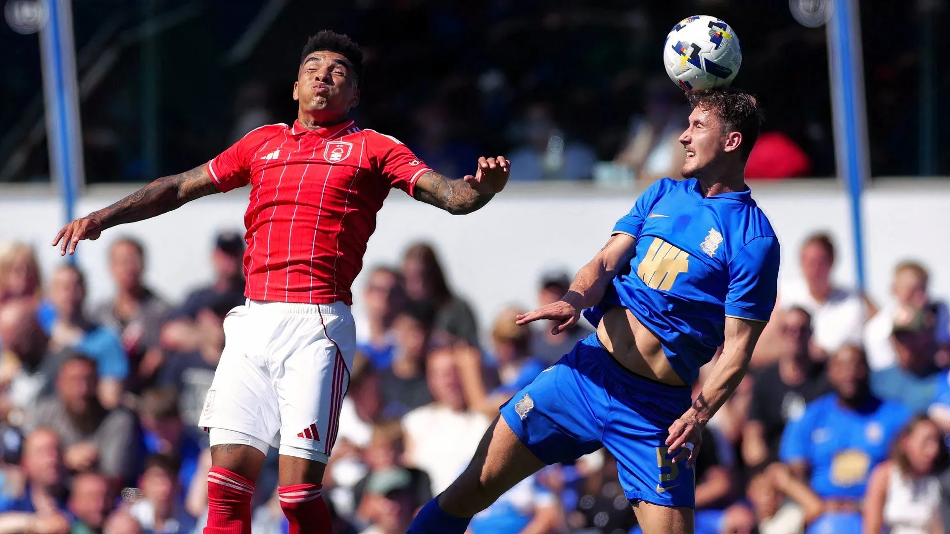 Phil Neumann trong màu áo Birmingham City tranh chấp trên không
