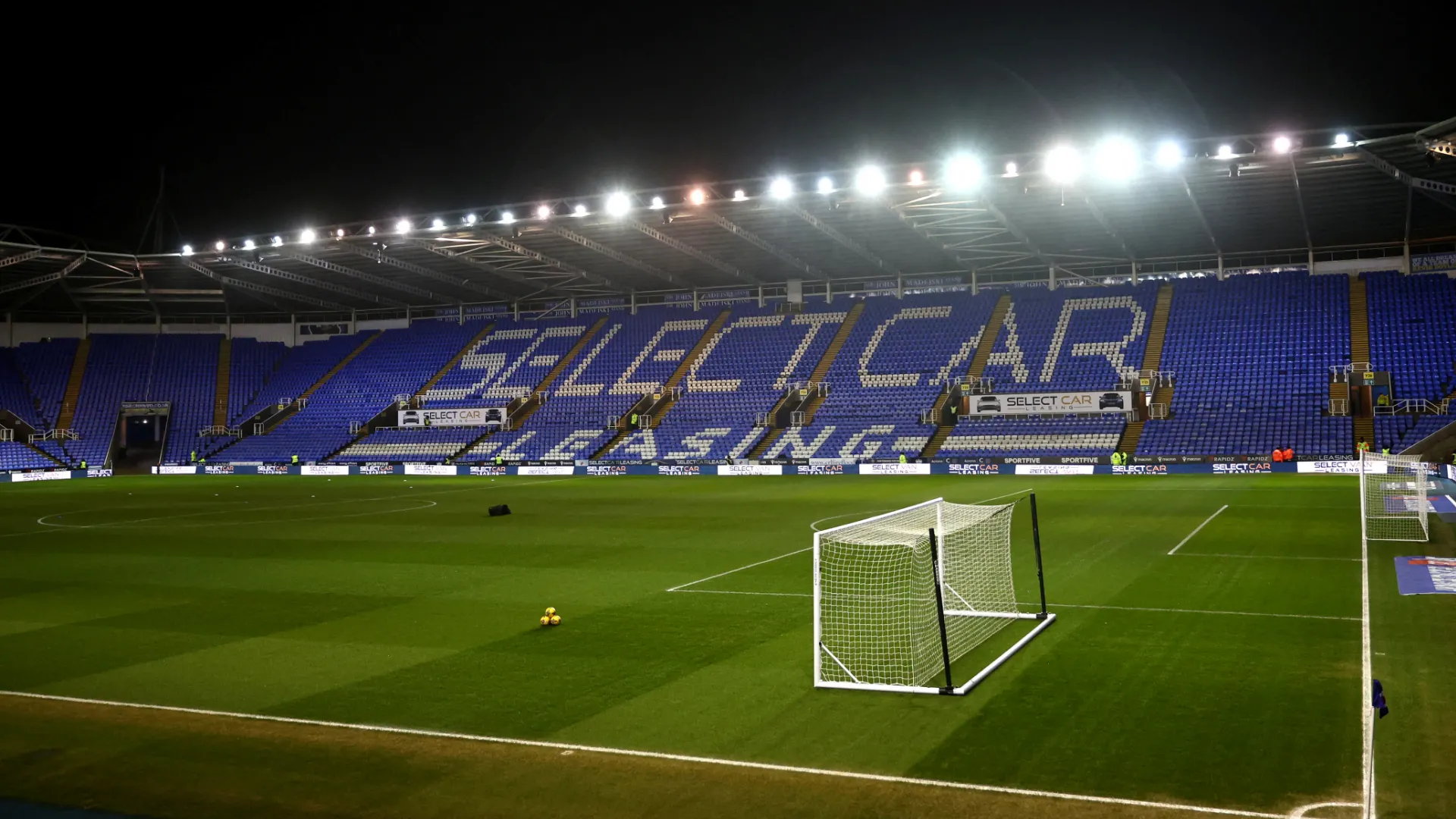 Select Car Leasing Stadium - sân nhà của Reading FC nơi Leam Richardson bắt đầu nhiệm kỳ mới với mục tiêu vực dậy phong độ đội bóng