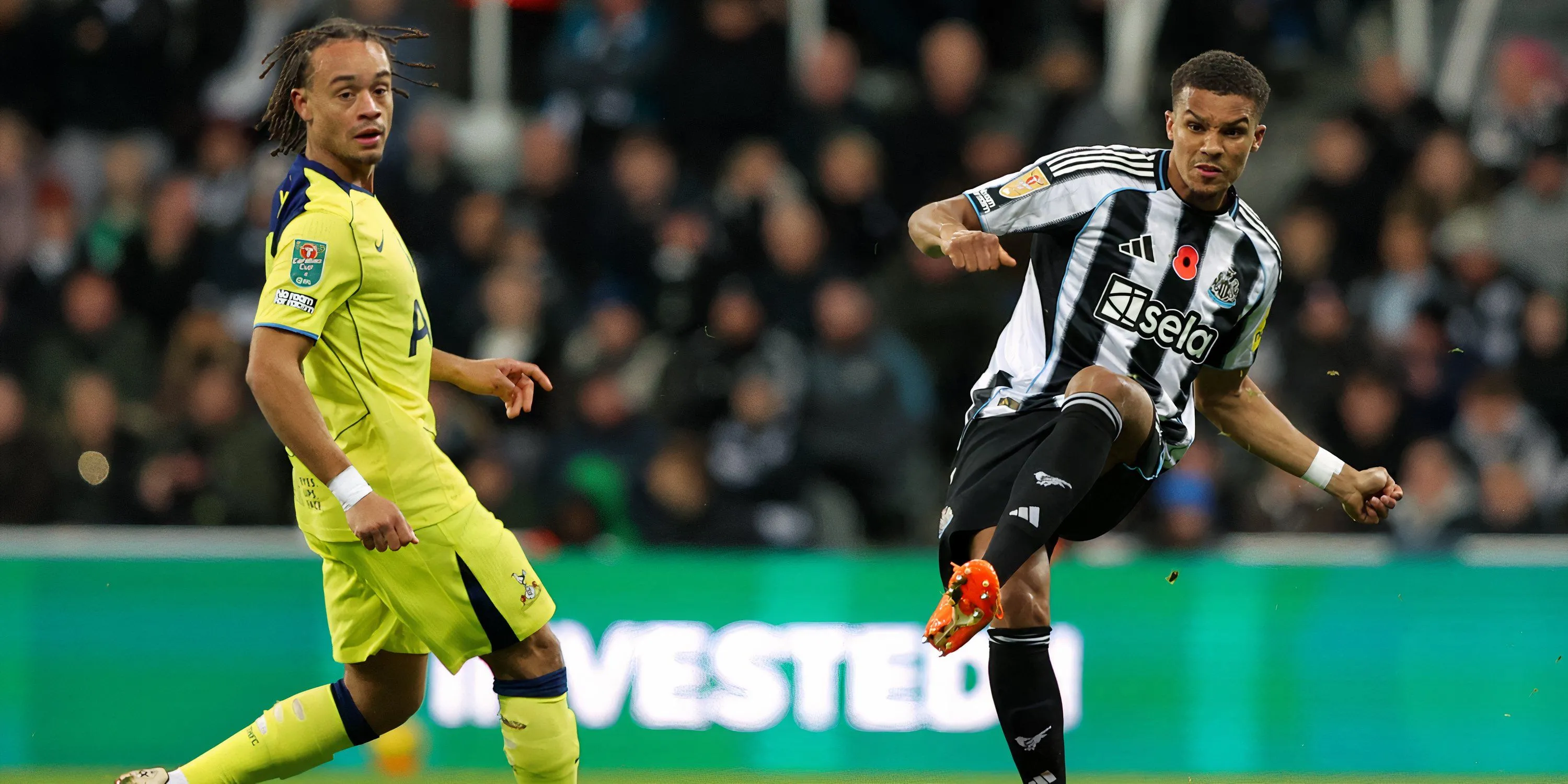 Thiaw trong tình huống phòng ngự cho Newcastle, thể hiện khả năng chuyền bóng và đọc trận đấu