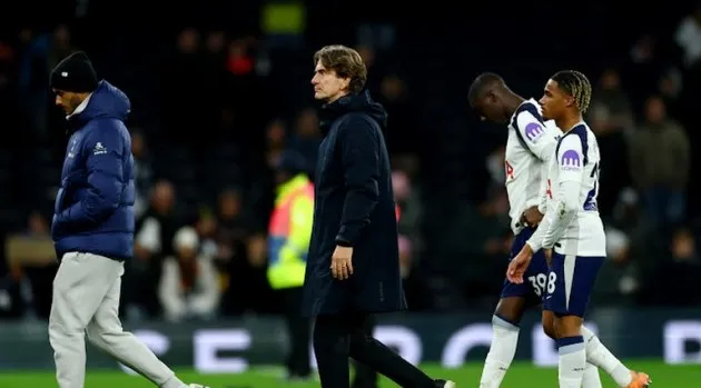 Thầy trò HLV Frank rời sân trong nỗi thất vọng.